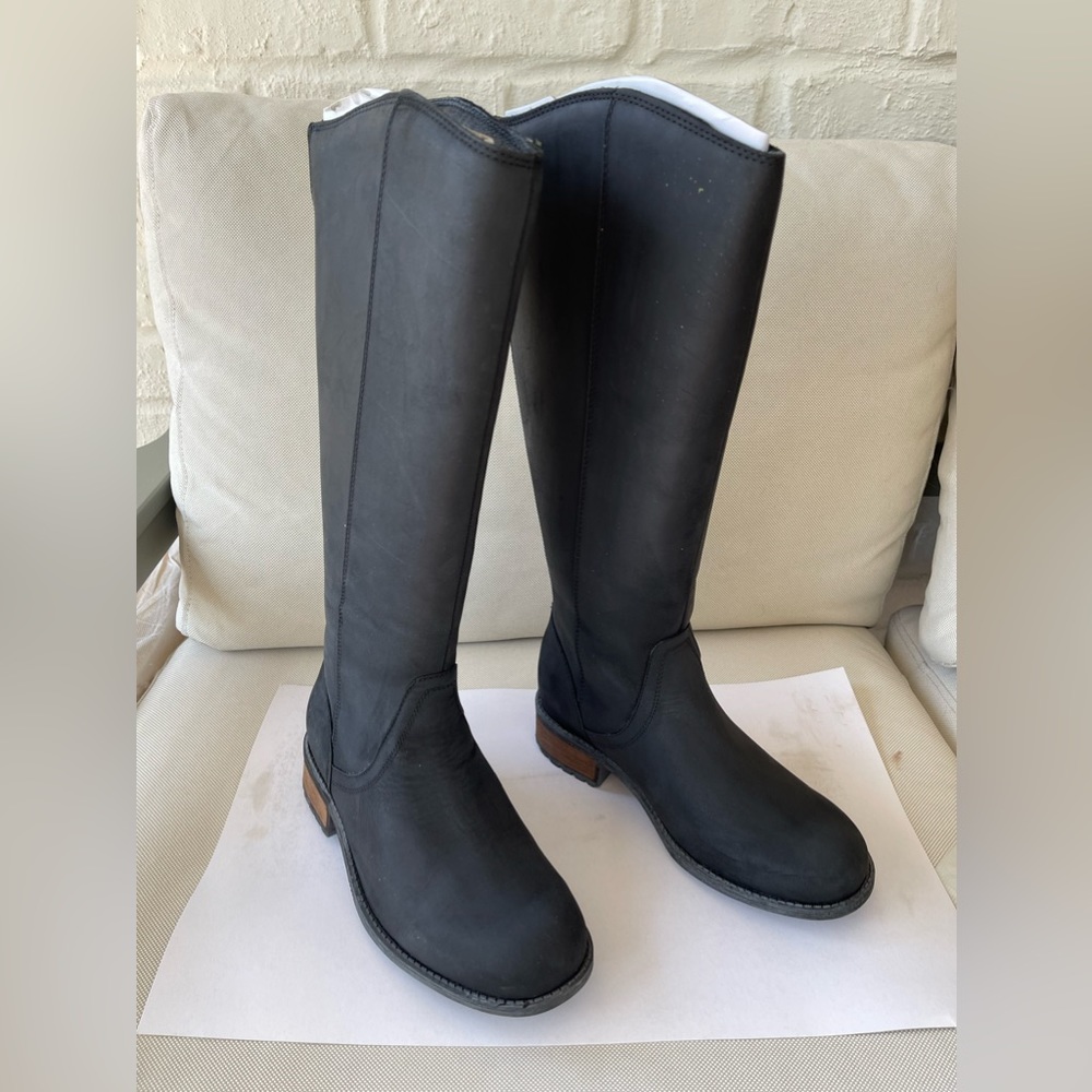 UGG Australia - Women’s Seldon Boots, Size 6